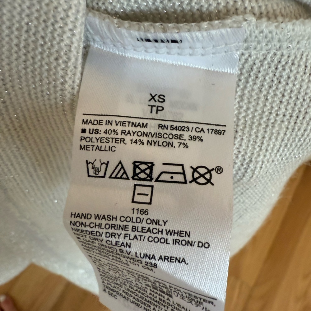 NWT BANANA REPUBLIC Shine Metallic Silver Mock Neck Sleeveless Knit Top XS - Picture 8 of 10
